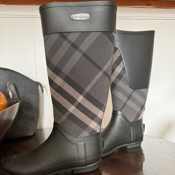 size 38 black burberry rain boots. - Picture 2 of 5